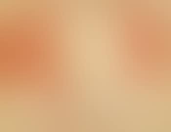 Kopf einer Frau mit roten Haaren, roten Lippen, violetter Hand (preview)