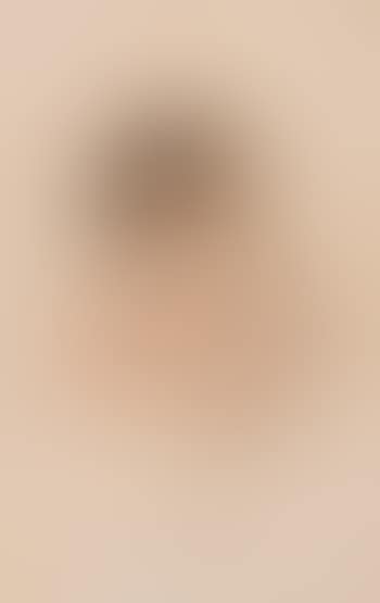 Retrato de niña con pañoleta rosa anudada al cuello (preview)