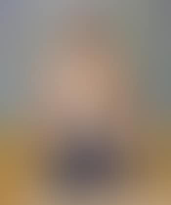Frau mit Weinflasche und Glas (preview)