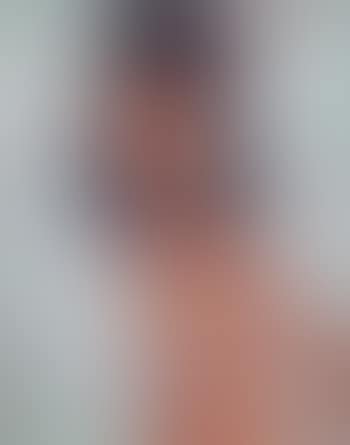 Jeune brune nue en buste (preview)