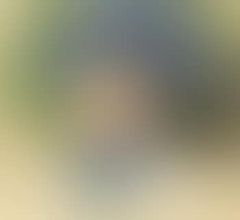 Head of Simone in large plumed hat (preview)