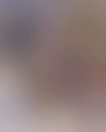 Petite fille assise dans un fauteuil (preview)