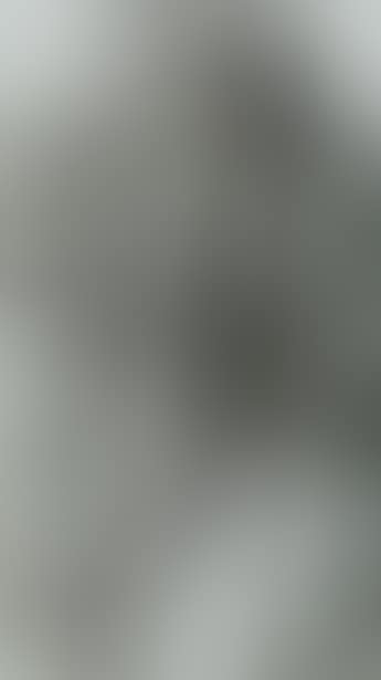 Kneeling figures (preview)