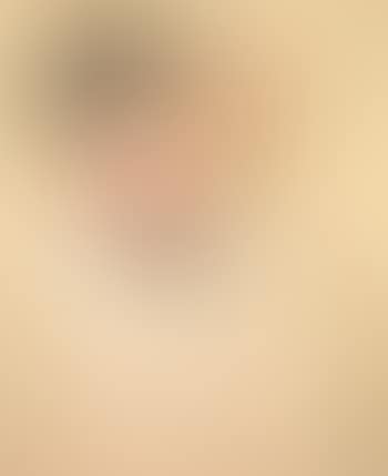 Head of Sara in a bonnet (preview)