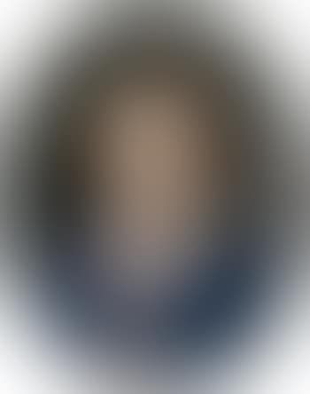 Portrait d'un jeune garcon a la veste bleue. Portrait d'une jeune fille au fiche (preview)