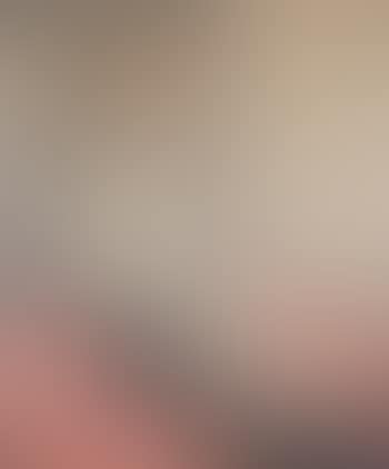 Jeune femme sur canape rose (preview)