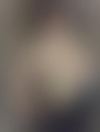Femme s'habillant devant miroir (preview)
