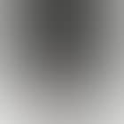 Homme traversant une place par matin de soleil (preview)