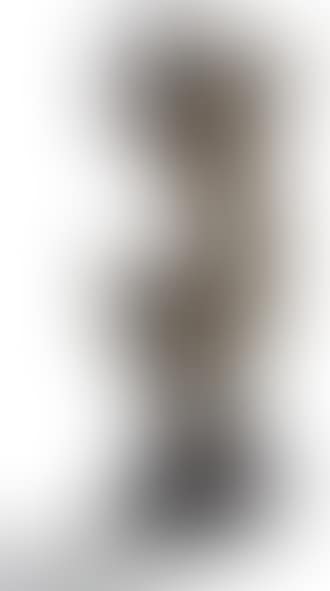 Woman kneeling (preview)