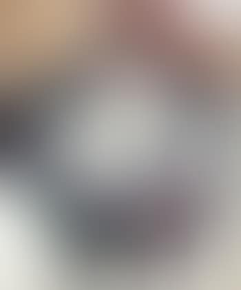 Jeune femme assise, torse nu (preview)