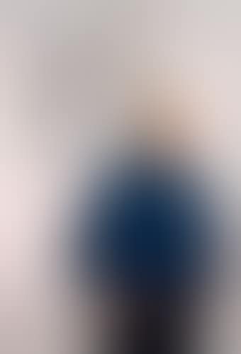 Portrait with cube (preview)