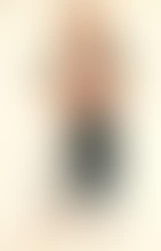 Jeune fill en costume (preview)