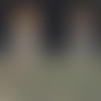 Due donne con fondo nero (preview)