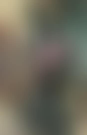 Junge Frau mit Kind im Arm (preview)