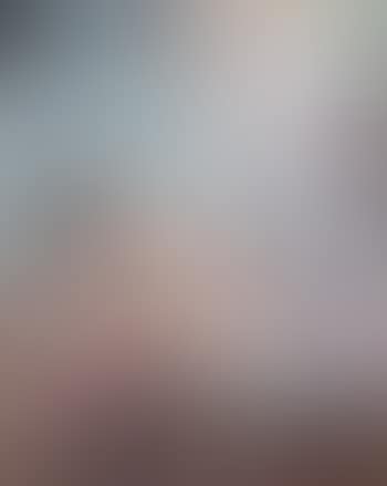 Jeune femme enfilant ses bas (preview)