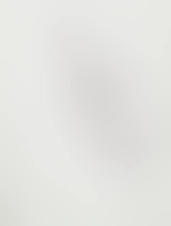 Femme assise en train de faire sa toilette (preview)