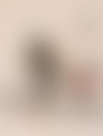 Ein Mann mit einem Messer und einem Huhn, das von einem Mädchen festgehalten wird (preview)