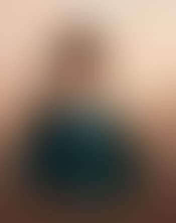 Portrait de jeune femme au foulard bleu (preview)