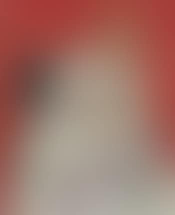 Jeune femme assise en robe grise (preview)
