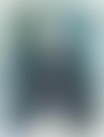 Portrait einer dunkelhaarigen Frau mit kleinem Hut (preview)