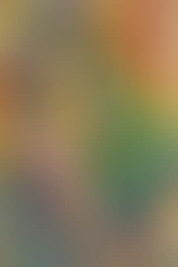 Nacktes Mädchen vor grünem Sofa (preview)