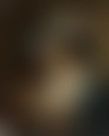 Portrait de jeune femme au chapeau à plume tenant une bague (preview)