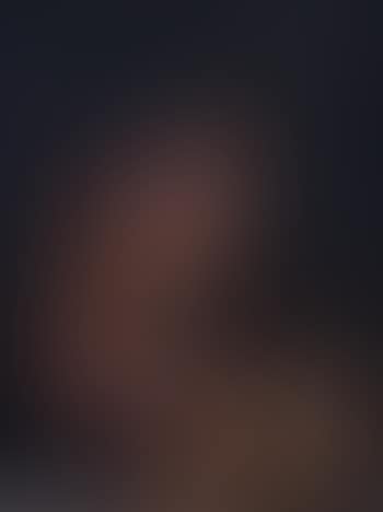 Portrait de femme priant devant une chandelle (preview)