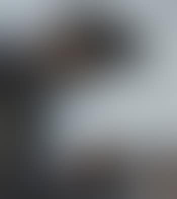 Sitzender Mann bei der Handarbeit (preview)