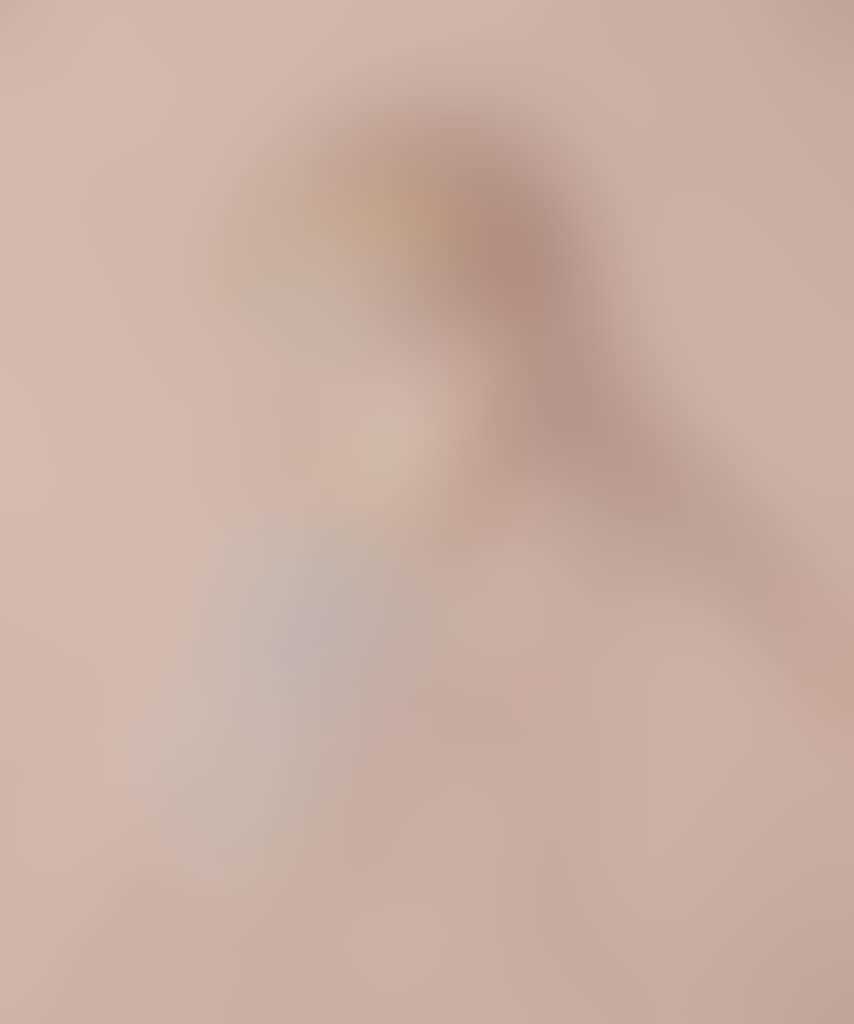 Fillette aux longs cheveux (preview)