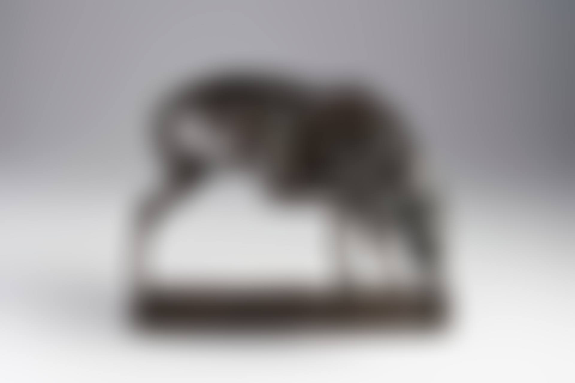 Jeune cerf se grattant le cou (preview)