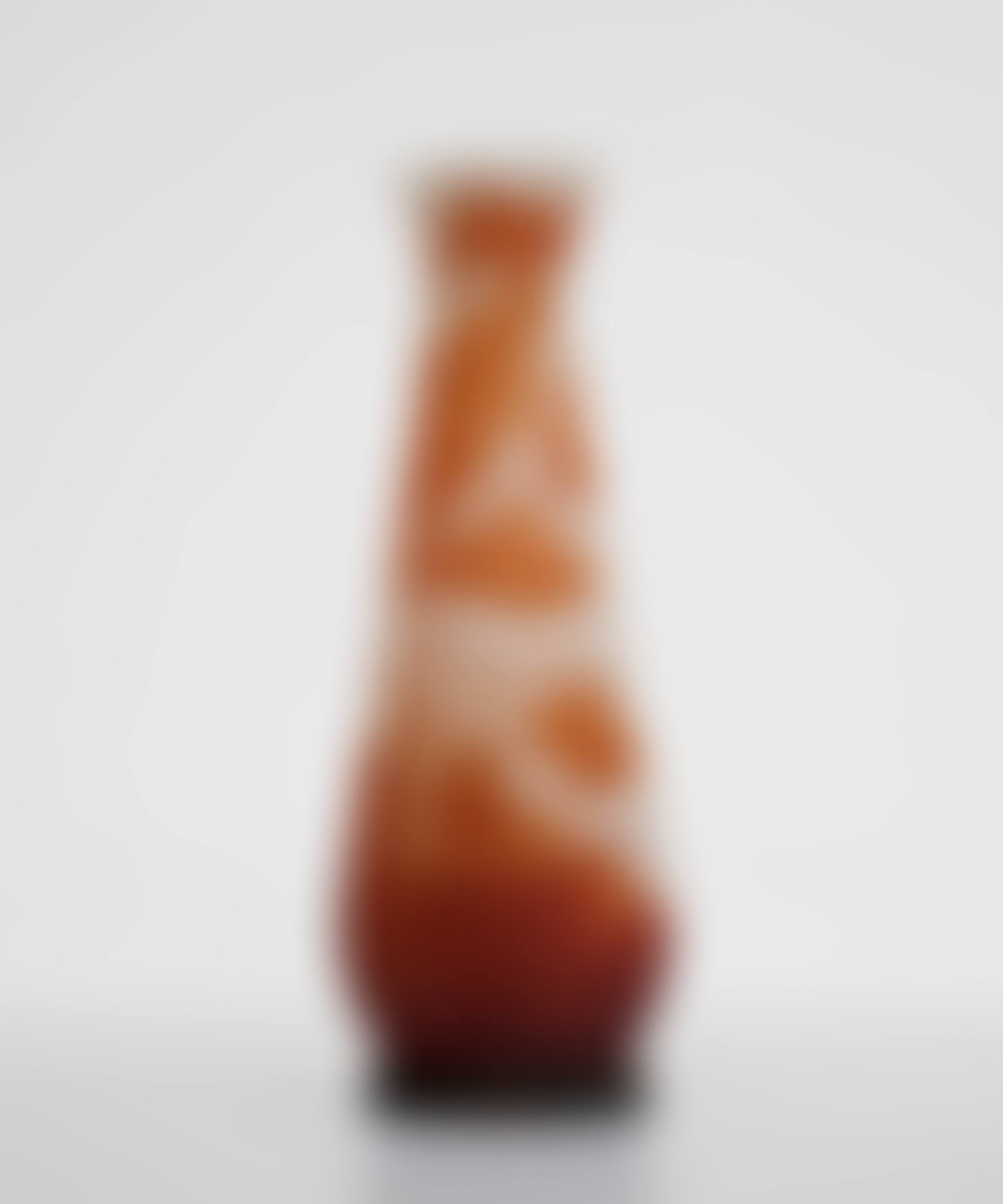 Vase de forme balustre; A signed vase (preview)