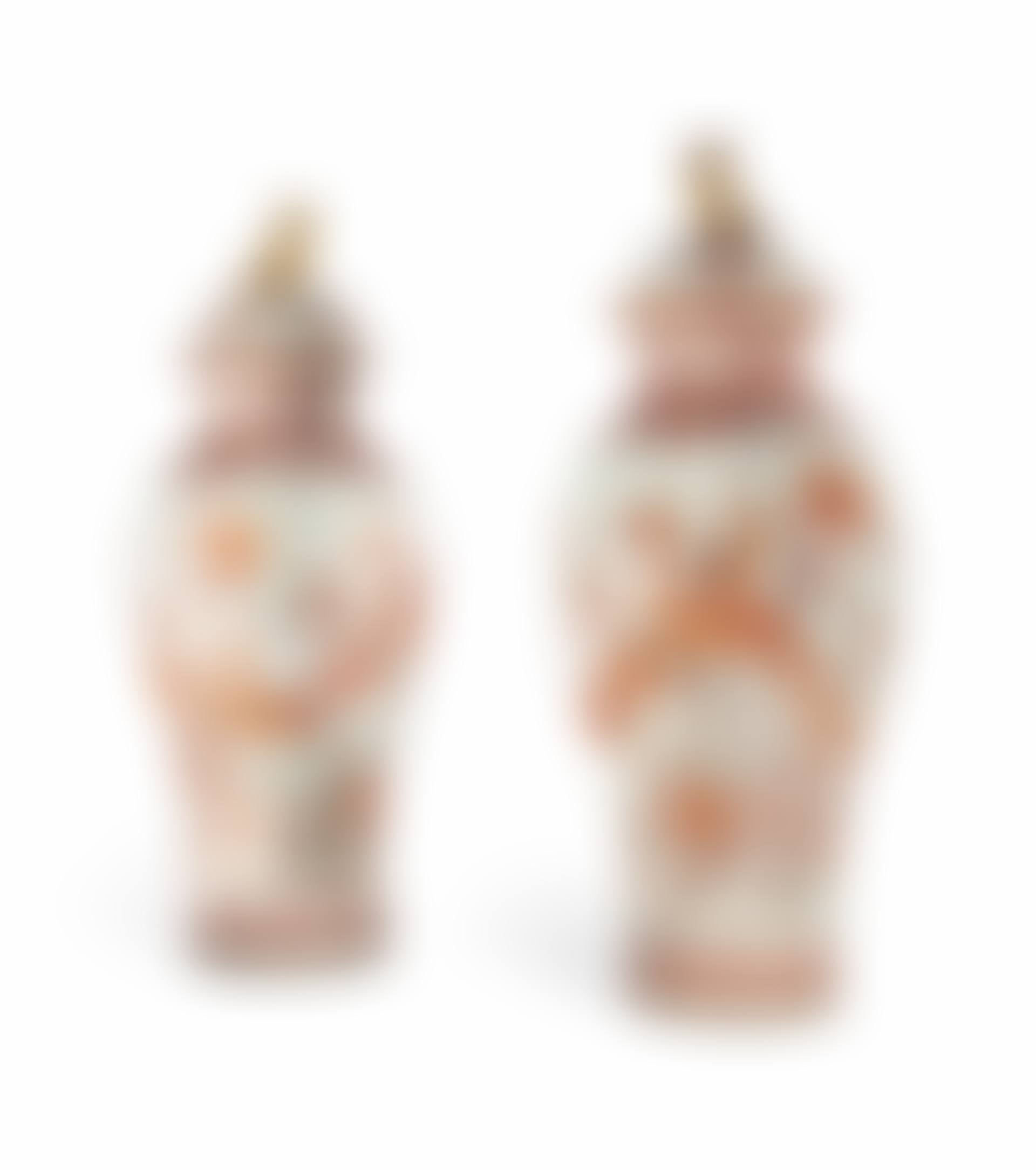 IMPORTANTE PAIRE DE VASES COUVERTS 'SOLDATS' EN PORCELAINE EMAILLEE ROUGE DE FER, GRISAILLE ET OR  (preview)
