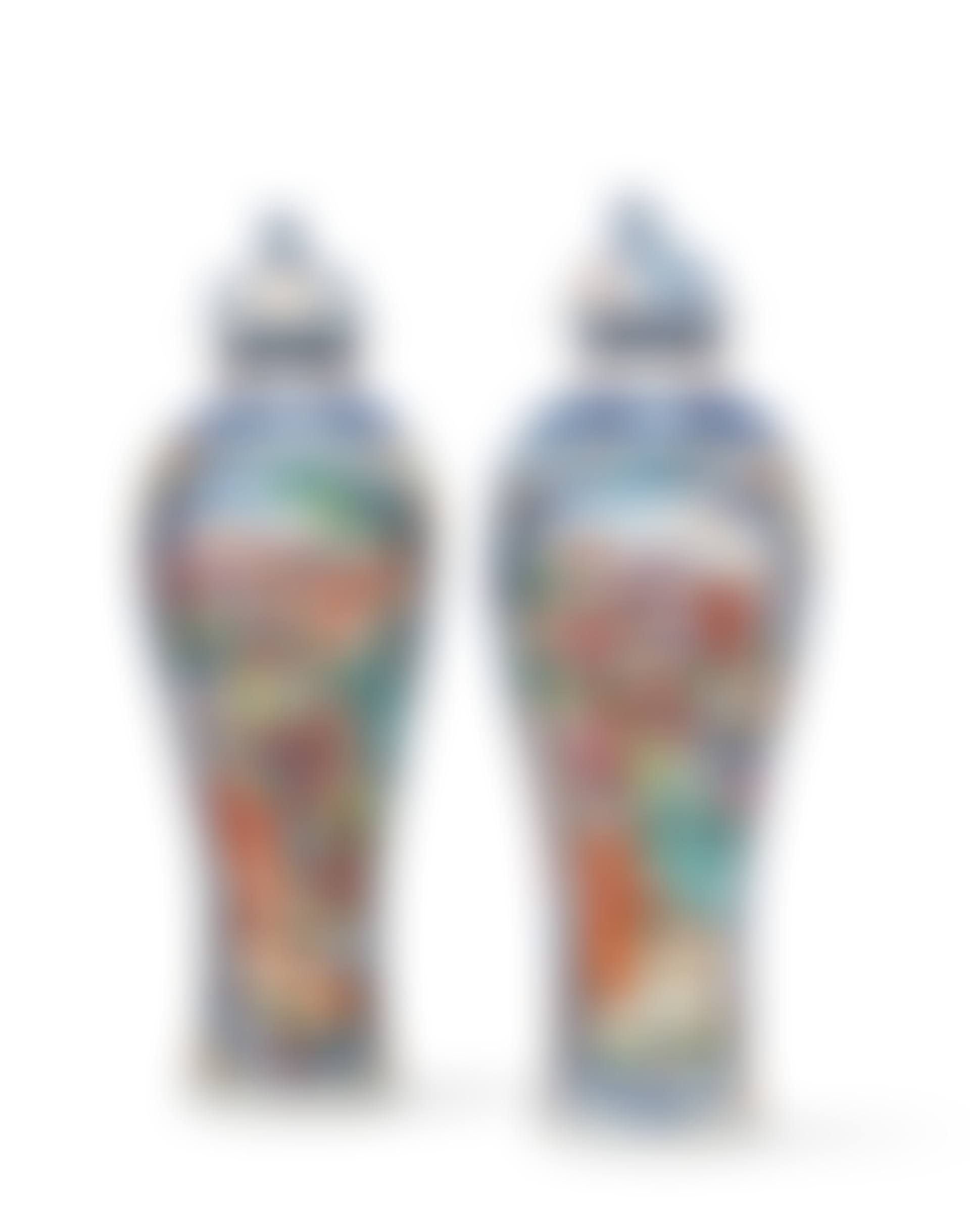 PAIRE DE VASES COUVERTS EN PORCELAINE BLEU BLANC ET DE LA FAMILLE ROSE (preview)