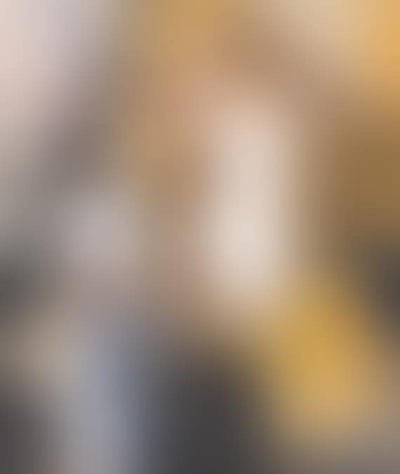Stillleben mit Rosen, Vasen und Büchern (preview)
