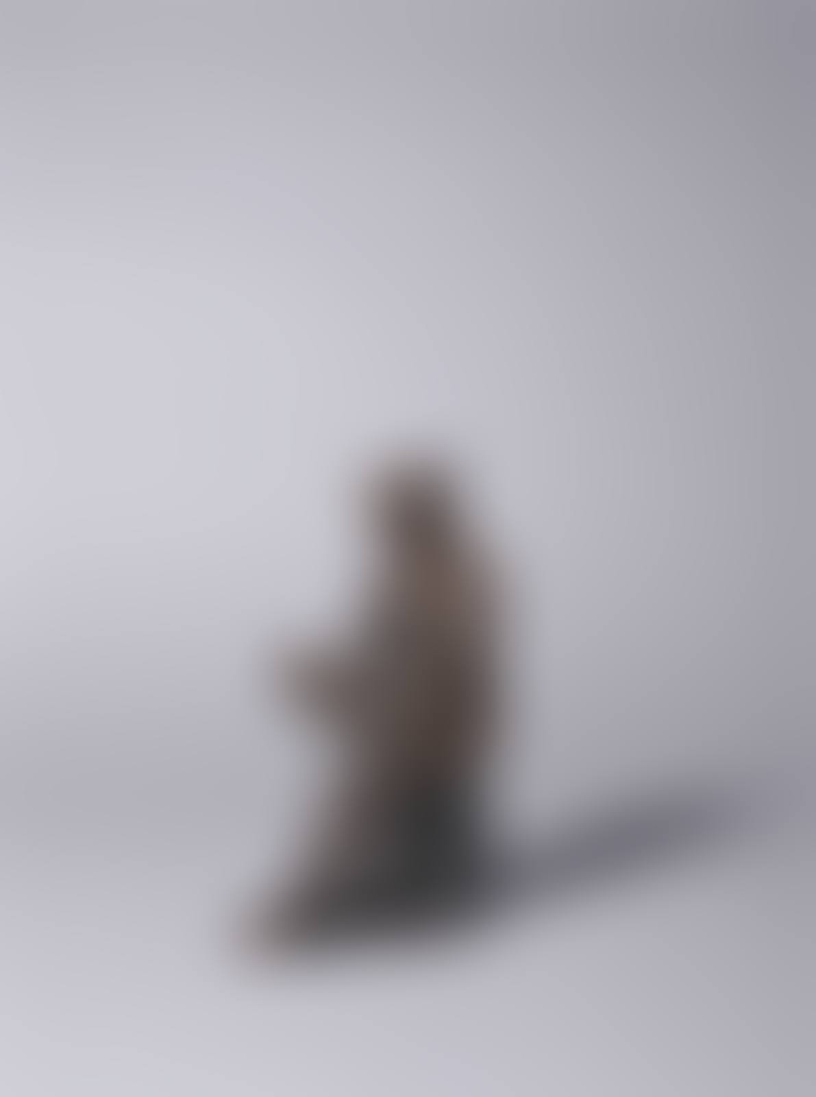 Femme assise tenant son pied aux mains (preview)