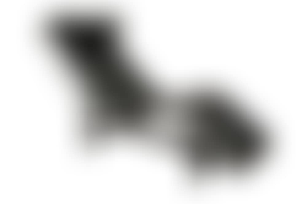 An 'LC4' reclining lounge chair (preview)