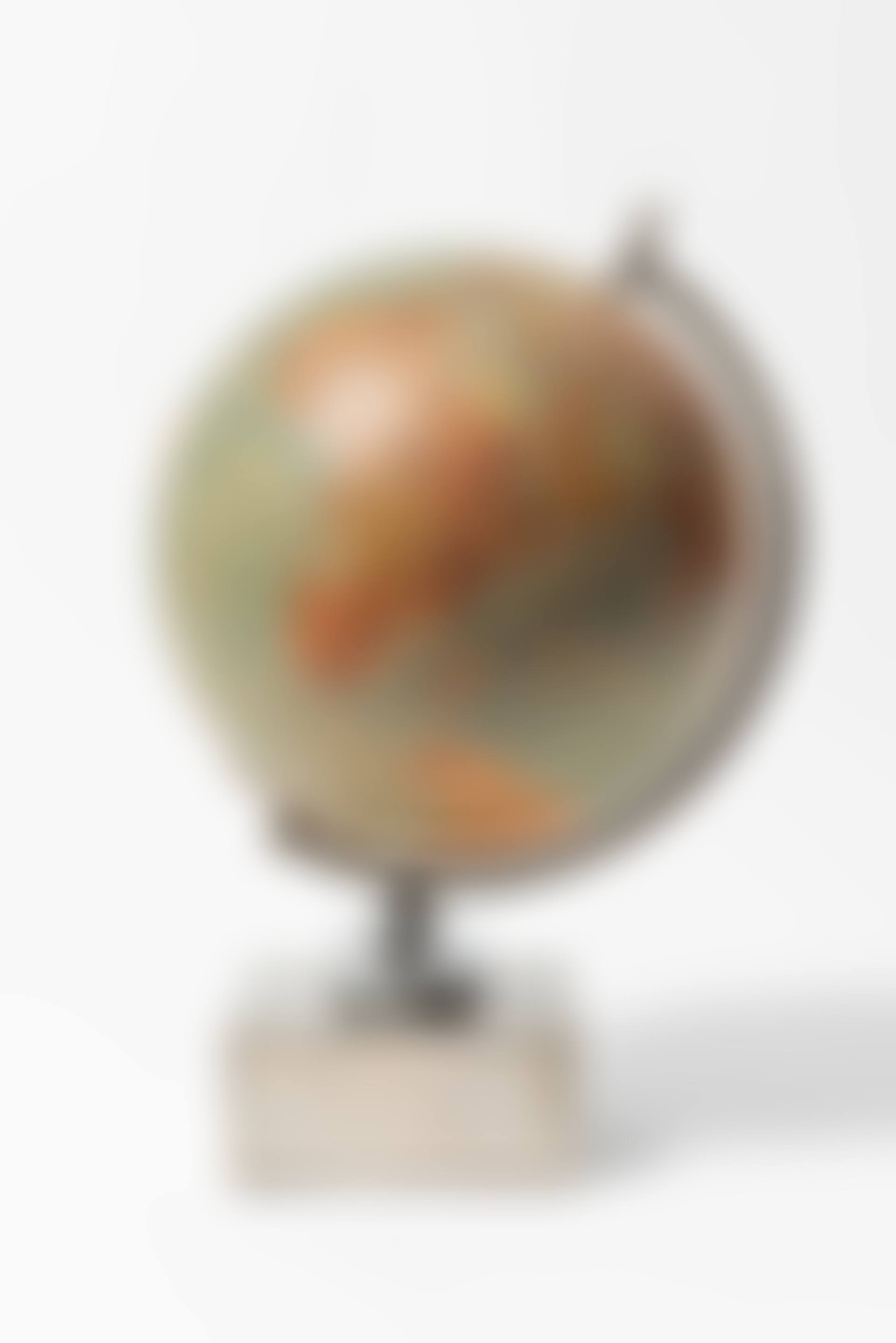 Globe terrestre lumineux, à structure métallique chromé (preview)