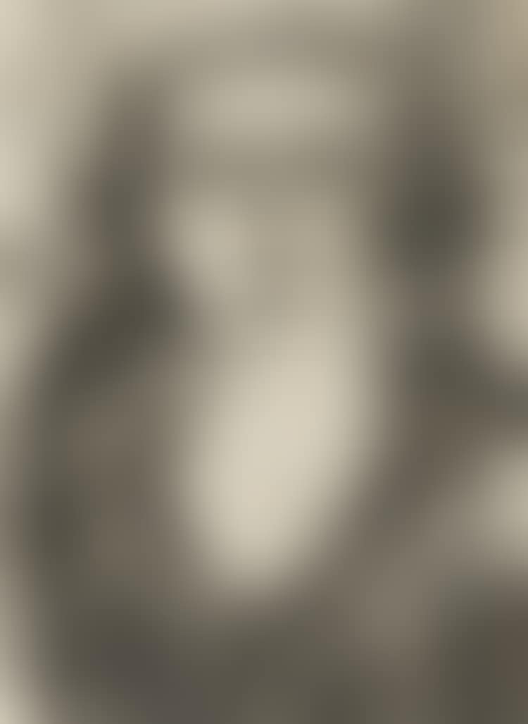 Young woman with necklace - Jeune femme au collier (preview)