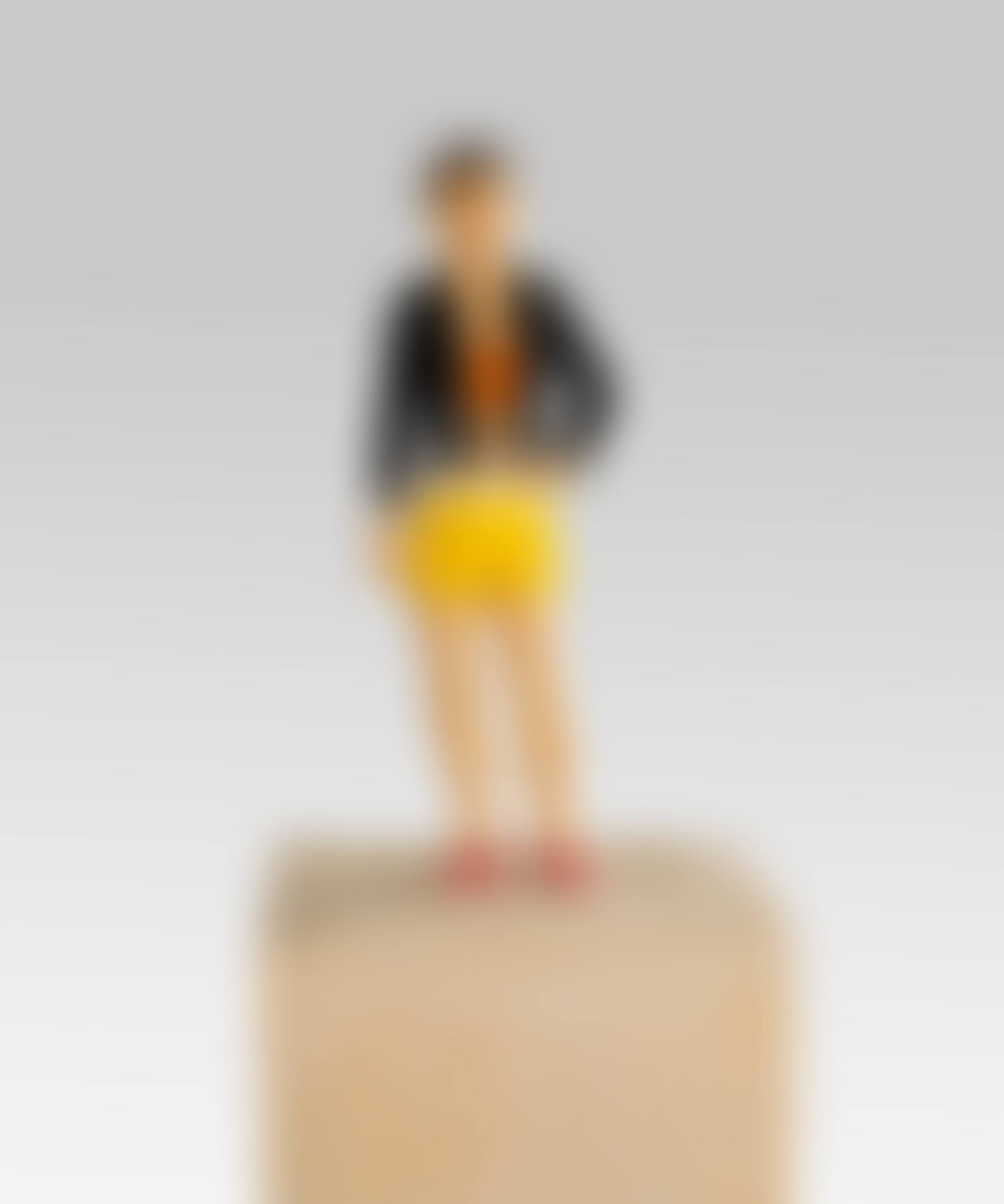 Frau in gelben Shorts (preview)