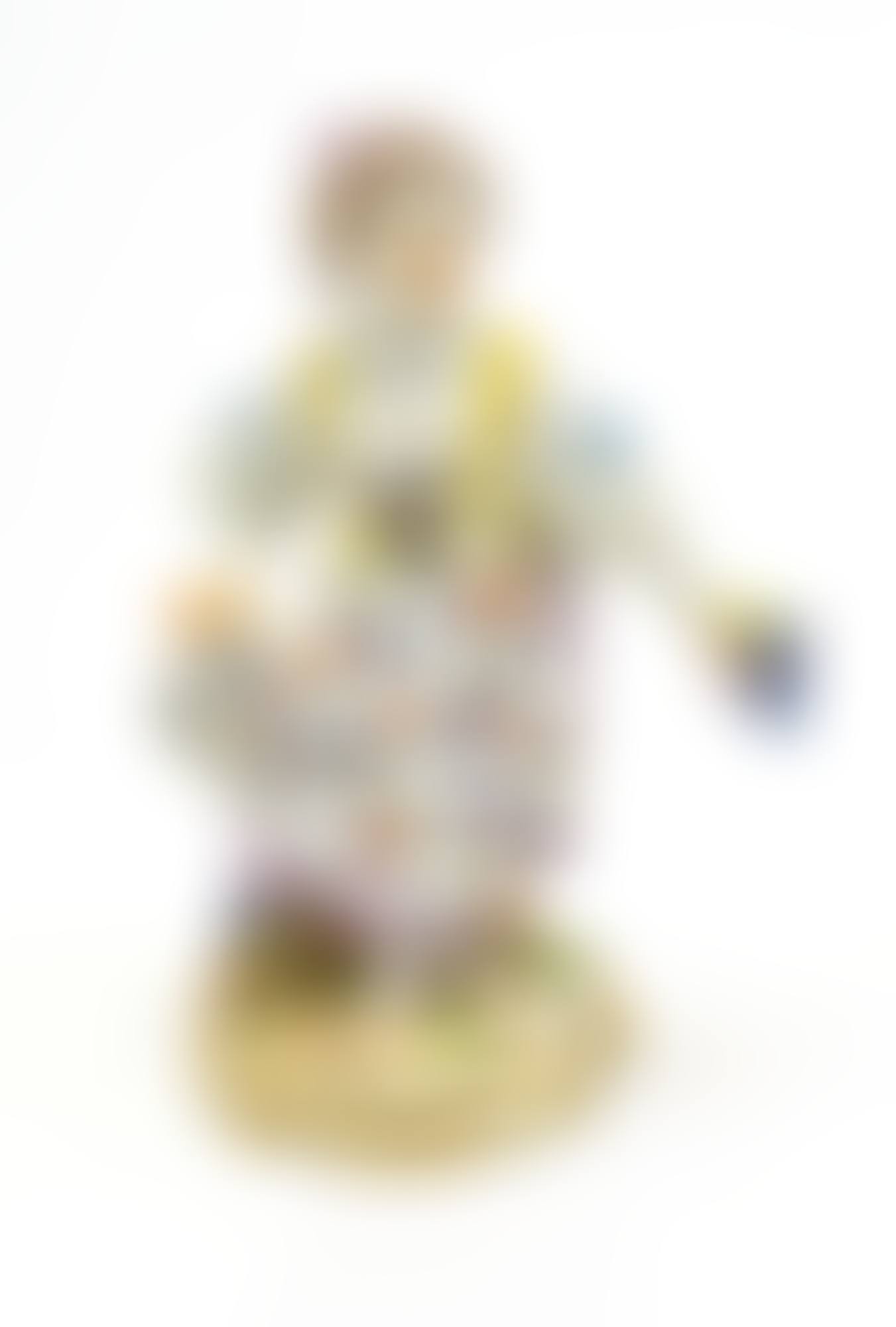PORCELAIN YOUNG WOMAN WITH GRAPES (preview)