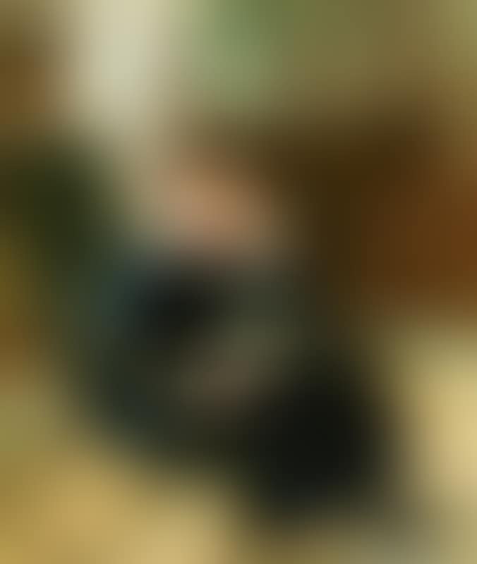“Johanne. Siddende hel figur” (preview)