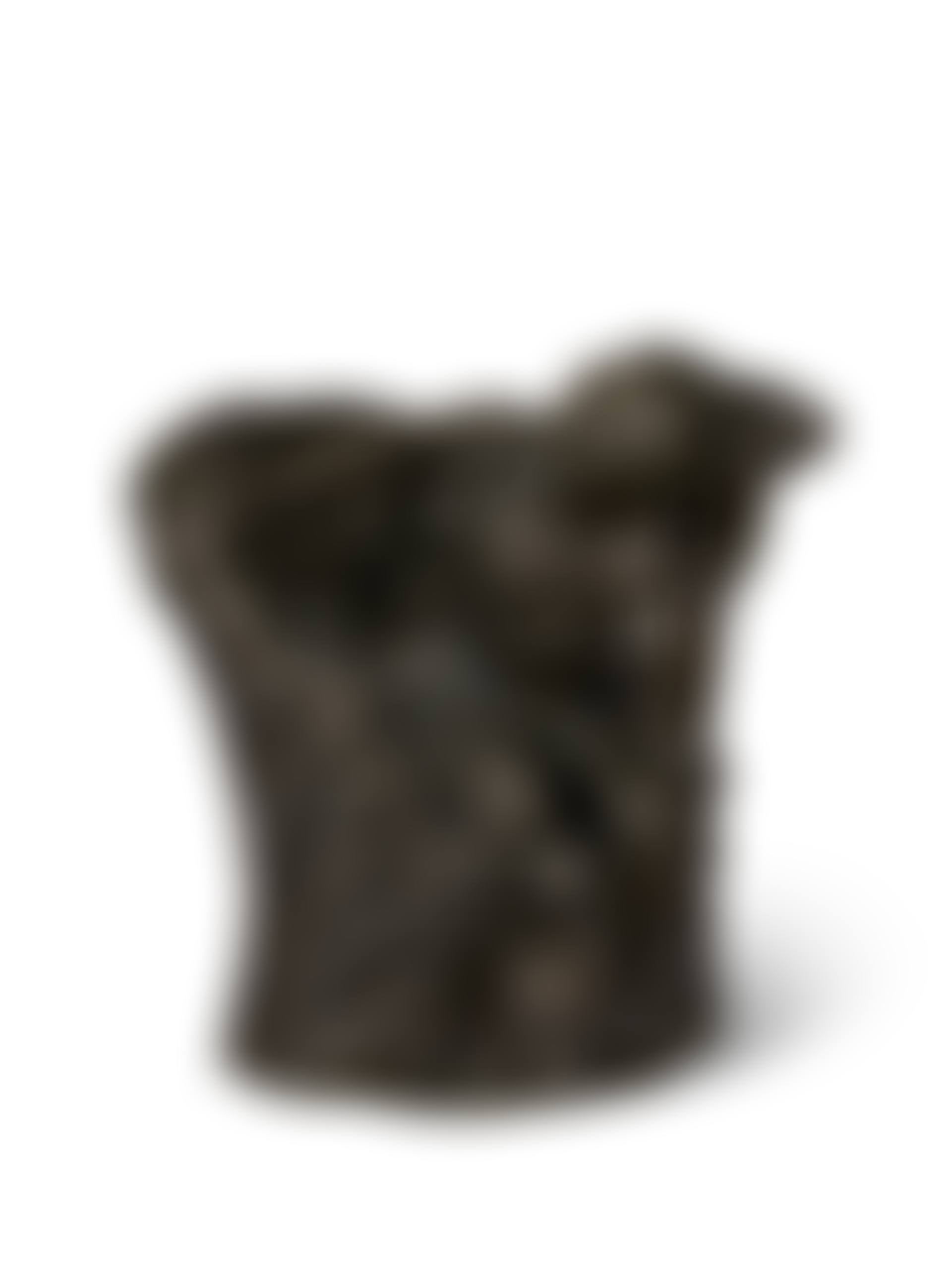 Femme assise dans un fauteuil, s"essuyant la nuque (preview)