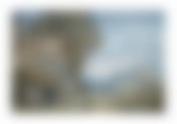 Archéologues examinant un bas-relief aux abords de la ville d'Athènes (preview)