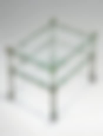 Petite table d'appoint à plateaux soutenus par des feuilles, variante à têtes de chien (preview)