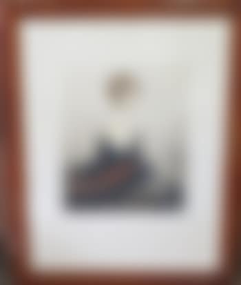 Portrait de femme au collier de perles et au câle à plumes (preview)