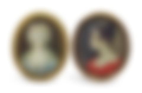 Portrait d'une jeune femme de face portant une robe avec une étole et une plume, avec une perruque blanche et rubans. Portrait d'une jeune femme de profil à robe rouge, les cheveux en chignon (preview)