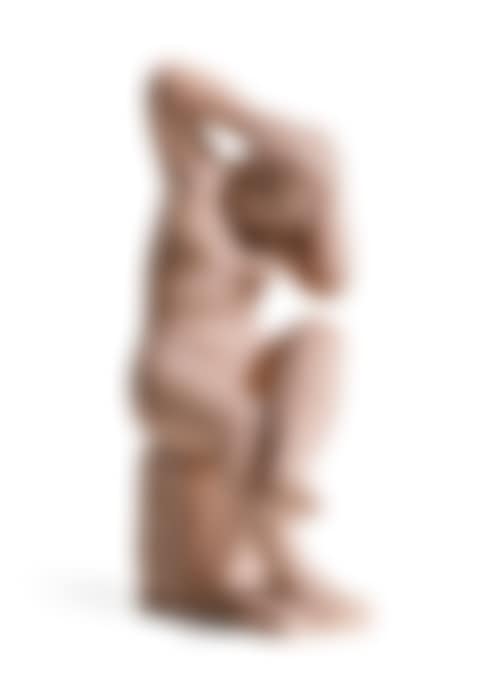 FEMME ASSISE SE COIFFANT (preview)