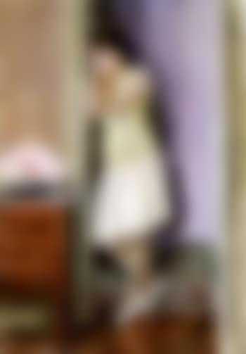 Jeune femme dans un interieur (preview)