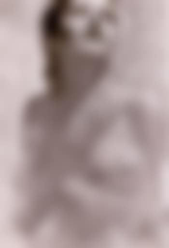 Portrait de jeune femme pensante (preview)