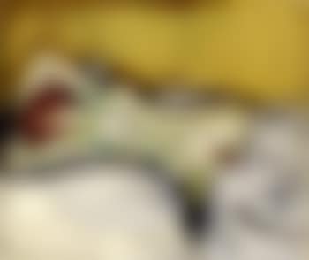 Dormeuse, Mika nue sur divan (preview)